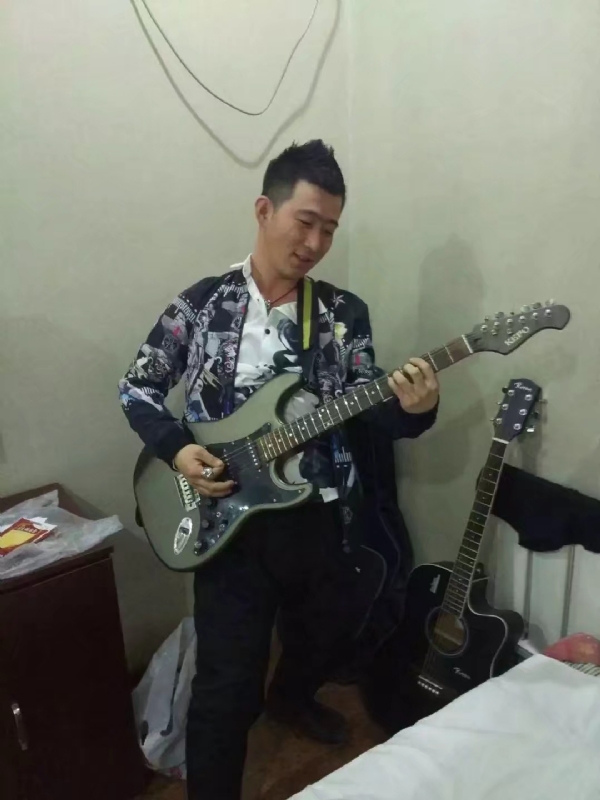 小吉他的第一张照片--阜阳相亲服务中心