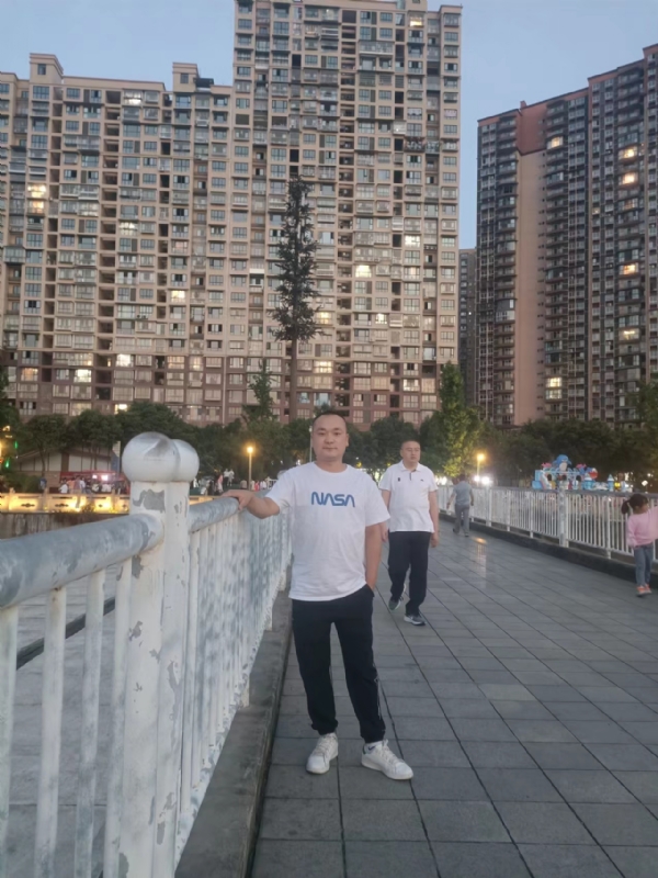 寂寞的男人的第一张照片--阜阳相亲服务中心