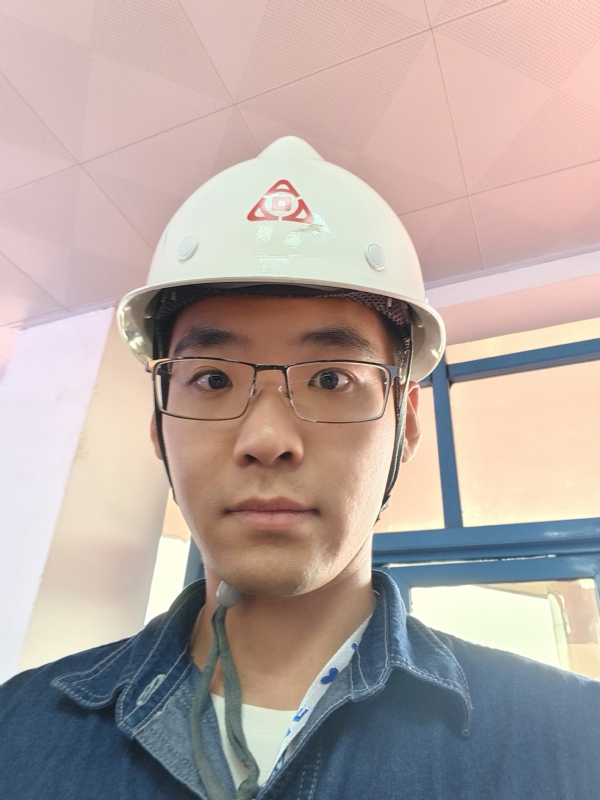 何鹏宇的第二张照片--阜阳相亲服务中心