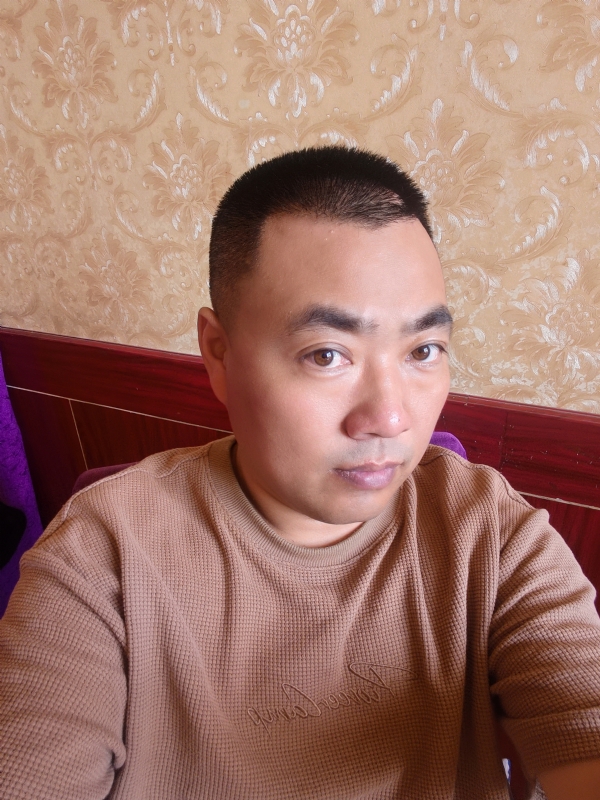 擦亮眼睛向前看的第一张照片--阜阳相亲服务中心